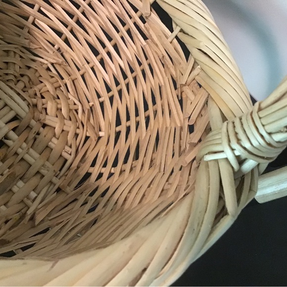 Vintage wicker basket with handle. - Picture 5 of 6